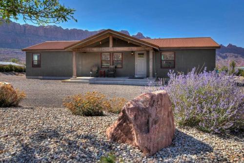Moab South Valley House | The Shack Private Home & Hot Tub
