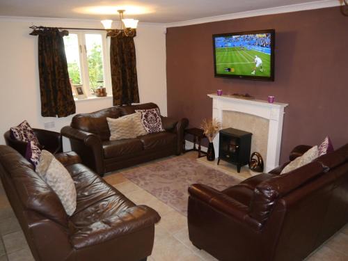 Saintbury House | The Shakespeare Lodge - Sleeps up to 12 - HOT TUB
