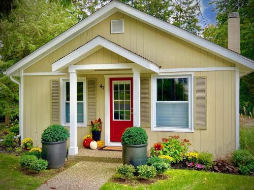 Douglas Villa | The Sharlene-walking distance to Downtown Douglas