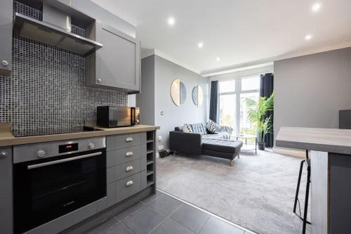 Wythenshawe Apartment | The Sharston - Free Parking & Close To Airport