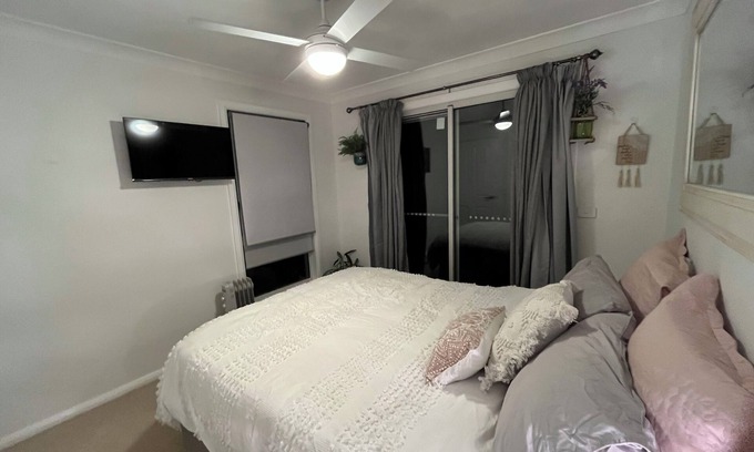 Cooma Villa | The She Shack Cooma.nLight filled, woodfire snow or workers accommodation