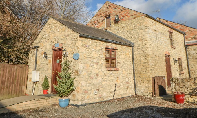 Coxhoe Cottage | THE SHED, pet friendly, with hot tub in Coxhoe