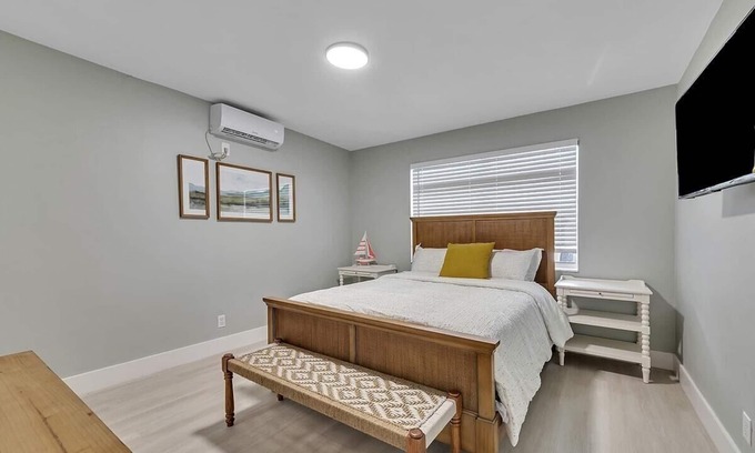North Beach Apartment | The Shell on Walnut | 1BR w/Bath | Hollywood Beach | Free Parking