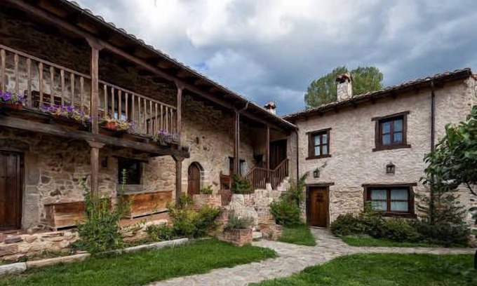 Montuerto Cottage | THE SHELTER. The Houses of Valdepielago, the Puerta del Paraiso.