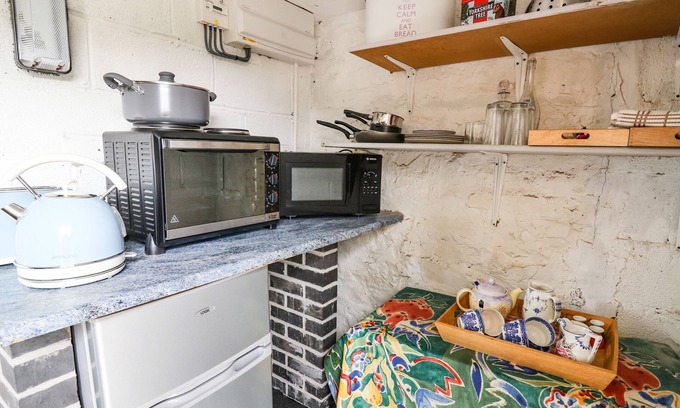 Brecon Cottage | THE SHEPHERD'S BOTHY ON BLAENBRYNICH FARM in Sennybridge