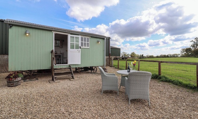 Nettleton Cottage | THE SHEPHERDS HUT, romantic, with a garden in Nettleton