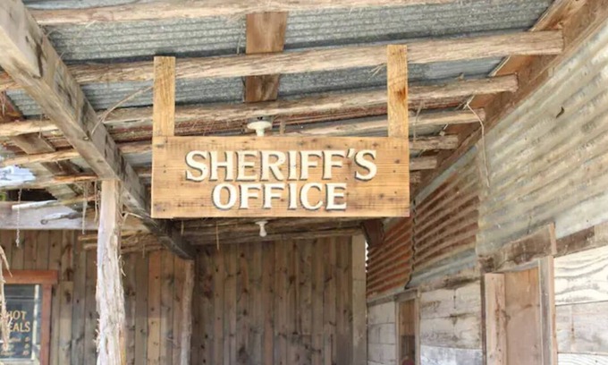 Morgan Mill Cottage | The Sheriff's Office-@Rooms at The Oak Dale