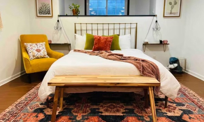 Dundee-Happy Hollow Historic District Apartment | The Ship House Apartment in Historic Dundee Omaha