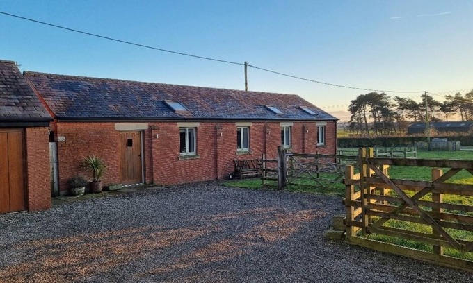 Longridge House | The Shippon -Hot Tub ext chg - Superking-Log Fire