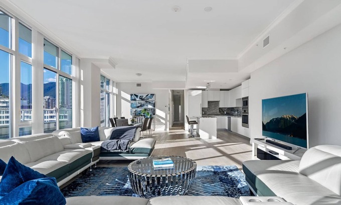 Lower Lonsdale Apartment | The Shipyards Penthouse