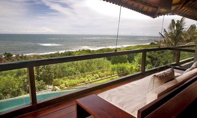 Cemagi Villa | The Shore Villa - 5 Bedrooms - Beachfront