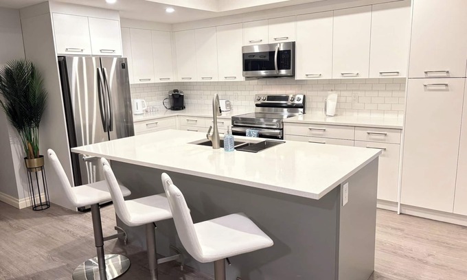 Southwest Mission Apartment | The Shore & Vine - 2 Bedroom Suite w/Private Hot Tub, Full Kitchen, Laundry,BBQ