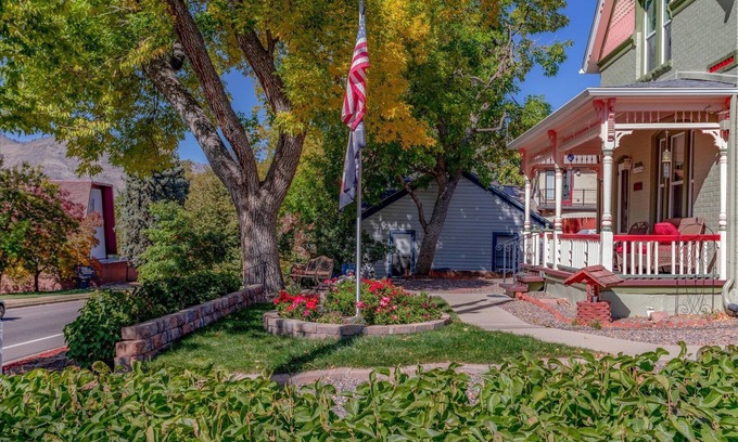 Golden Bed & Breakfast | The Silk Pincushion - Easy access to downhill skiing