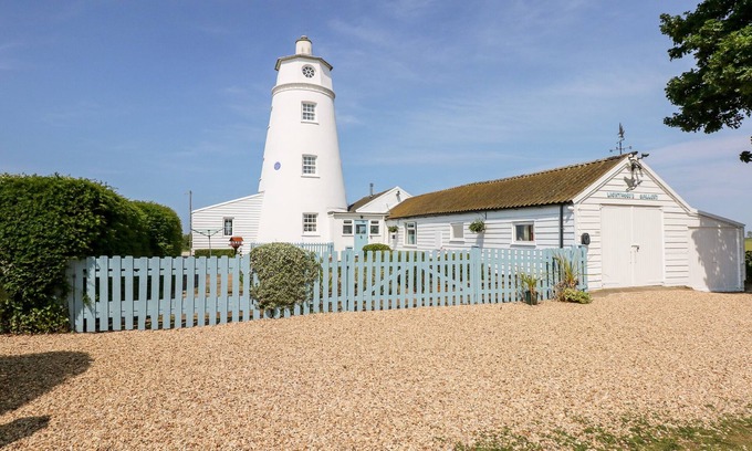 Tilney Fen End Cottage | THE SIR PETER SCOTT LIGHTHOUSE, pet friendly in Sutton Bridge