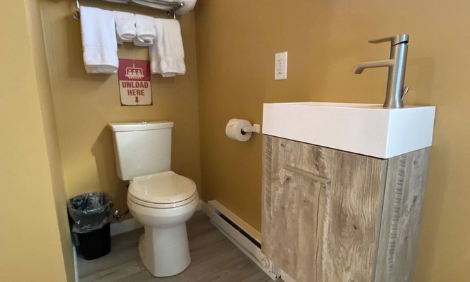 Lyons Resort | The Ski Haus - Themed Tiny Home with Vintage Ski Lodge Flair Near Estes Park