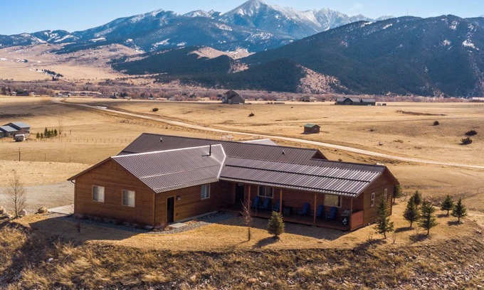 Wineglass House | The Skyhawk Lodge - Wonderful home with incredible views on 10 acres!