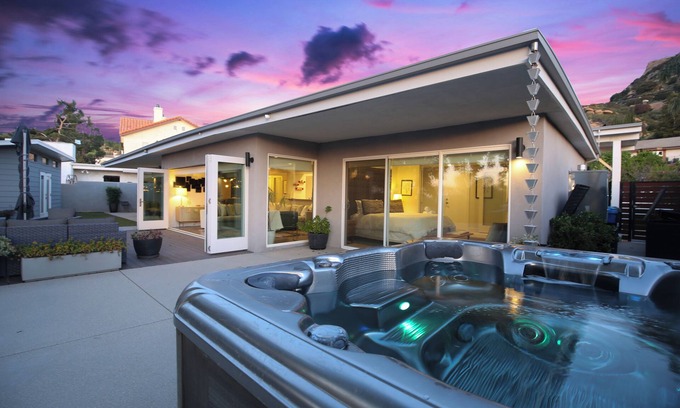 Chatsworth House | The Skyline: HOT TUB/Views/Firepit/Chic 3BR