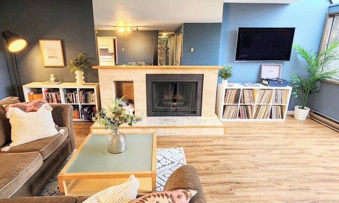 Fairview Condo | The Skyline Suite l S. Granville w patio & parking