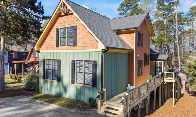 Gumlog House | The Skyline Way Lake House w/Hot Tub & Dock!