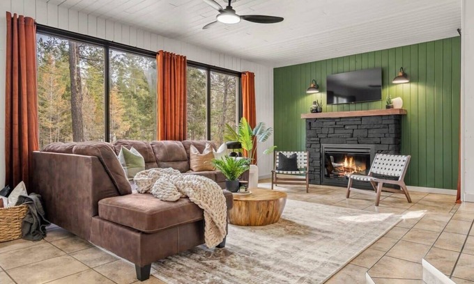 East Kootenay Cabin | The Sleeping Moose | Cozy Cabin in the BC Rockies!