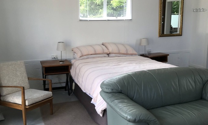 Paeroa Apartment | "The Smithy" light, sunny and spacious studio space with a private courtyard.