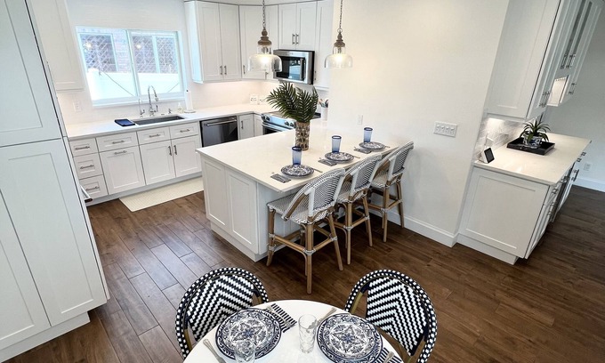 Poinsettia Heights House | The Snowbird - Heated Pool 10 minutes from the beach!
