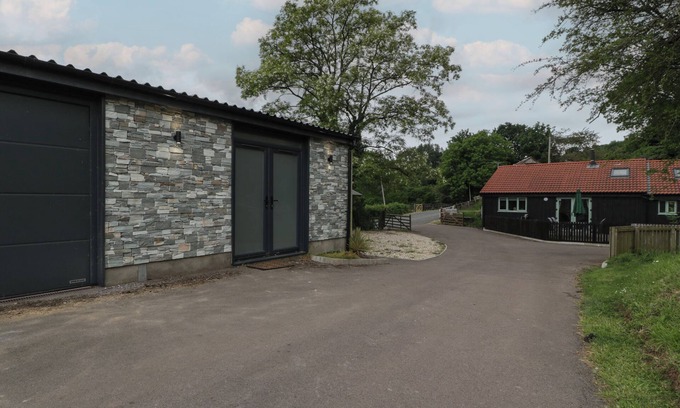 St. Brides Netherwent Cottage | THE SNUG, pet friendly, with a garden in Caerwent