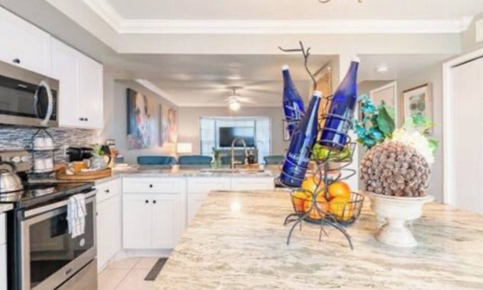 Courier City - Oscawana House | The Soho Experience Cozy, Chic Townhome w/private Courtyard, Walk to Everything!