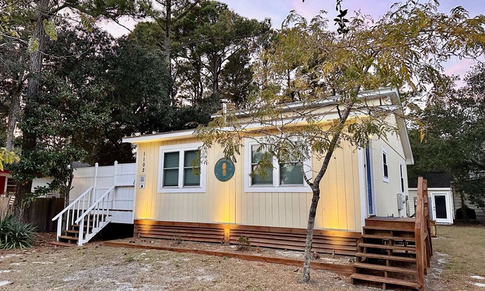 Colington House | The SoHo House-2 blocks to KH Bay & 1 mi to Ocean!