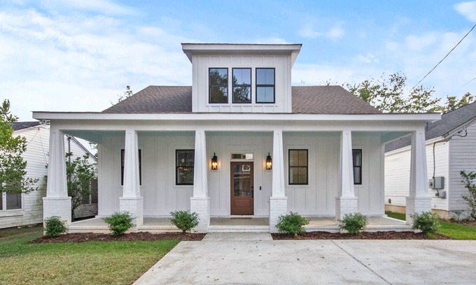 Northport House | The Southern Belle Newly Constructed Home 2 Miles from UA Campus!