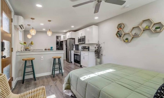 Hollywood Park House | The Southtown Hummingbird Haus