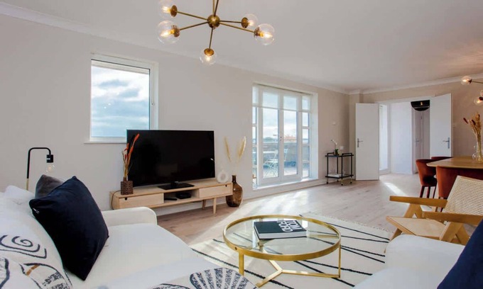 Coppetts Apartment | The Sparkford Gardens - Lovely 2BDR with Balcony