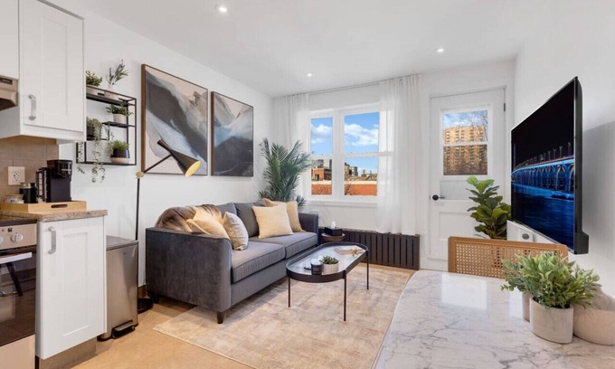 Milton Park Apartment | The Speakeasy Suite 501 W/Parking