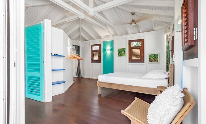 Oyster Pond House | The spot