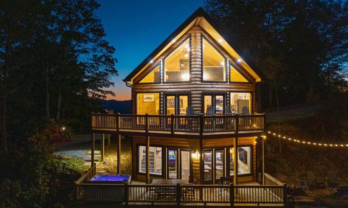Bryson City Cabin | The Squatch Nest - Scenic Mountain Retreat Hot tub|Firepit|Big Views