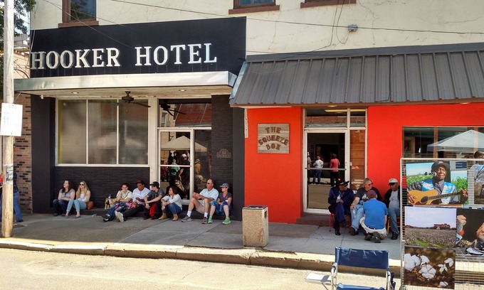 Clarksdale Apartment | The Squeeze Box : Rated #1 in 5 Stars ★ ★ ★ ★ by our guests
