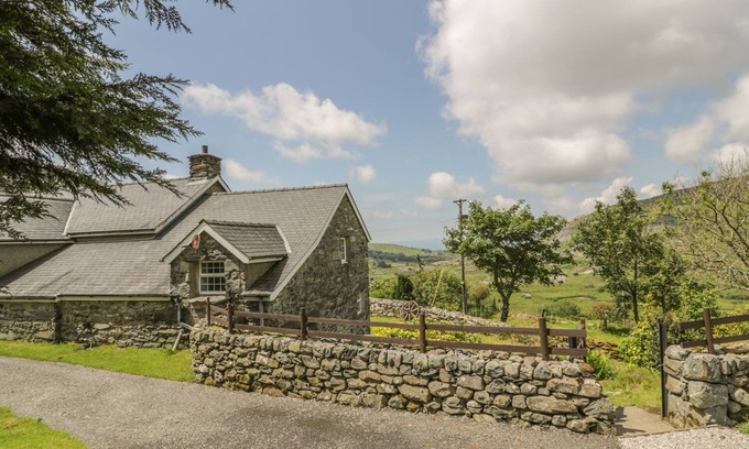Llanbedr Cottage | THE STABLE COTTAGE, pet friendly, country holiday cottage in Llanbedr