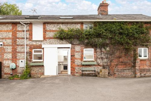 Blandford Saint Mary House | The Stable—Historic Property in Downwood Vineyard