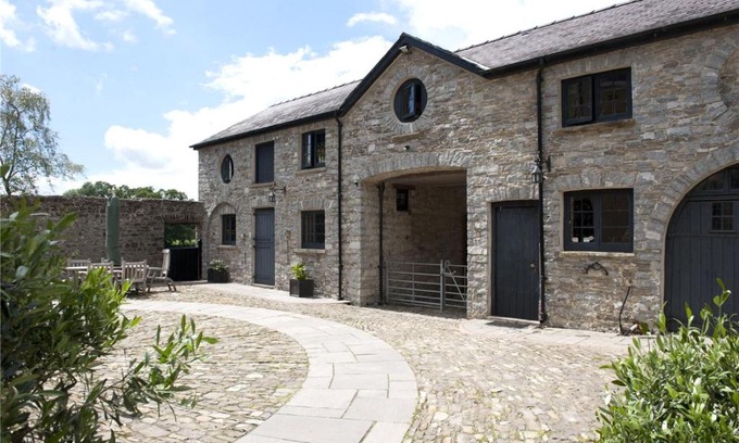 Pentrefelin Apartment | The Stable Loft, Llwynhelig Manor