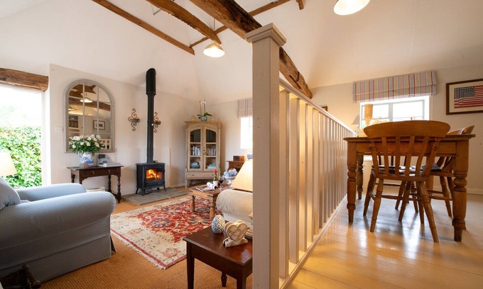 Halstead Cottage | The Stables - A rural, romantic retreat in a particularly pretty countryside setting close to Castl