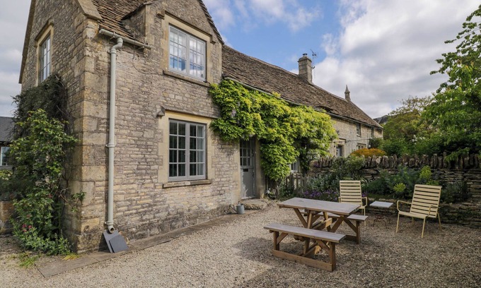 Colerne Cottage | THE STABLES AT DAUBENEYS, pet friendly, with a garden in Colerne