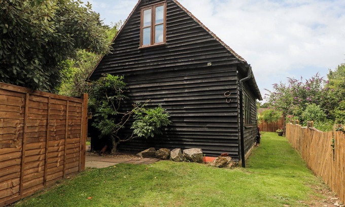 Fontwell Cottage | THE STABLES BARN, pet friendly, with a garden in Fontwell