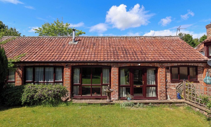 Kilham Cottage | THE STABLES, character holiday cottage, with open fire in Nafferton