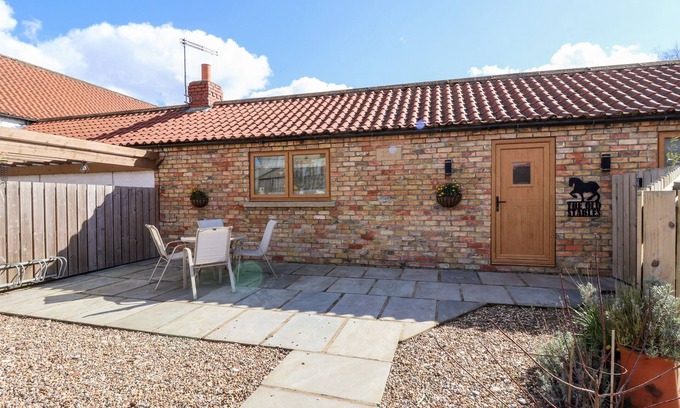Driffield Cottage | THE STABLES, pet friendly, with a garden in Bridlington
