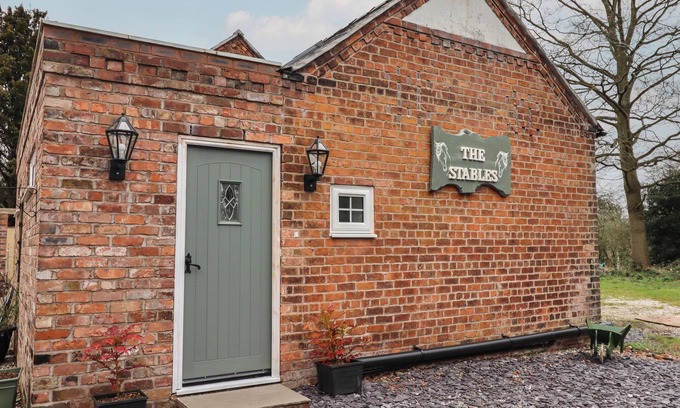 Chester Cottage | THE STABLES, pet friendly, with a garden in Chester