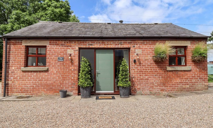 Longton Cottage | THE STABLES, romantic, country holiday cottage in Walmer Bridge