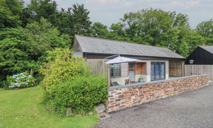 St. Columb Major Cottage | THE STABLES, romantic, with a garden in St Columb Major