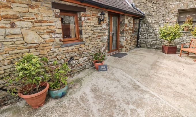 Llanrhidian Higher Cottage | THE STALL, pet friendly, character holiday cottage in Llanmorlais