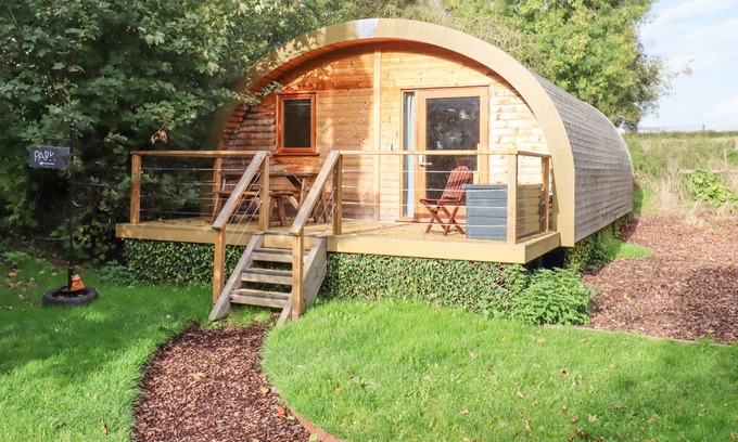 Newmarket Cottage | THE STAR AT LIDGATE - CABIN 2, pet friendly in Cheveley