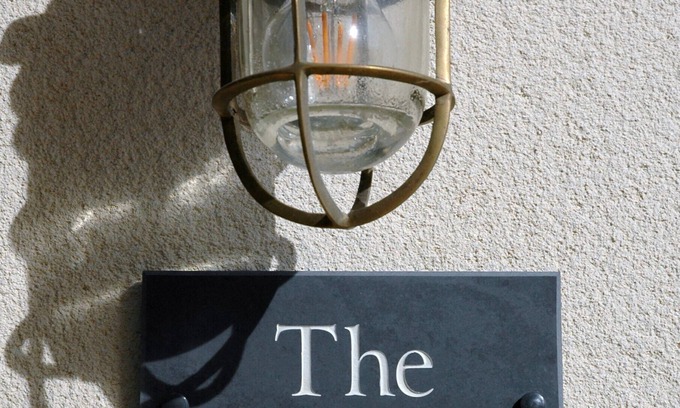Bruton Apartment | The Starting Gate - luxury studio apartment, rural location, 1m from Bruton